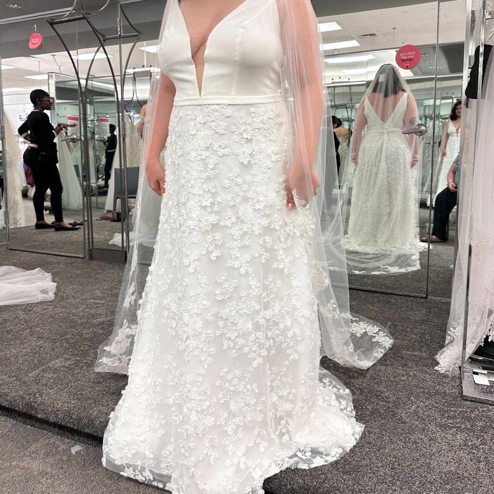 NEVER WORN DAVIDS BRIDAL WEDDING DRESS